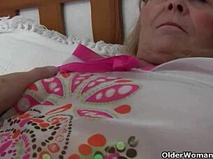Granny with big tits gets finger fucked