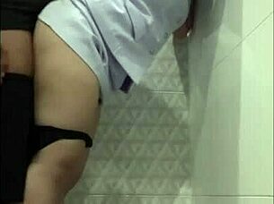 พยาบาลสาวนัดเพื่อนมาเย็ดในห้องน้ำโรงพยาบาล สุดท้ายโดนแตกใส่ปาก