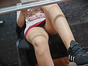 upskirt hermanastra nataly en minifalda sin bragas