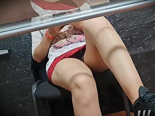 upskirt hermanastra nataly en minifalda sin bragas