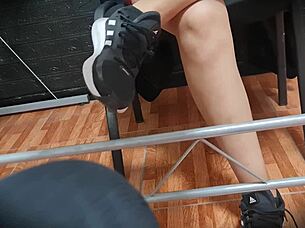 upskirt hermanastra nataly en minifalda sin bragas