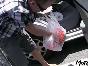 Mofozo com - this is how to pick up a milf in front of the grocery store
