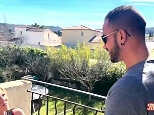 Aurbeaur�al blonde loves to suck