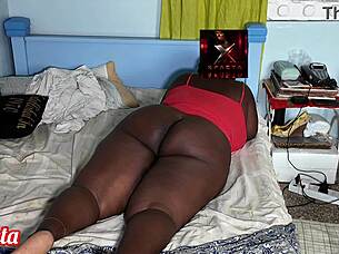 Mature woman shows her ass