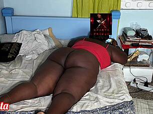 Mature woman shows her ass