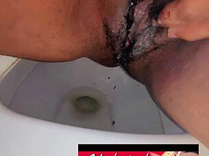 Sentei no vaso sanitario e esfreguei minha buceta suja