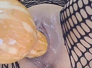 le doy de comer ahuyama a mi coño jugosa vagina rosada