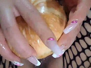 le doy de comer ahuyama a mi coño jugosa vagina rosada