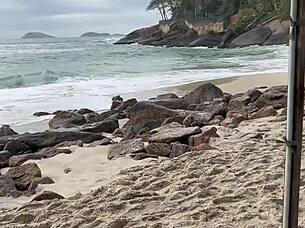 o safado me levou para a praia comecou uma putaria e acabei dando meu cu pra ele