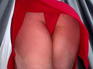 Mature lady shows that her ass stretches well