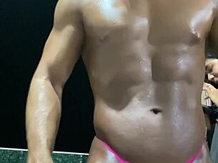 mostrando o bronze com marquinha e o cuzinho da femboy