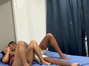 Casada foi dar para o vizinho esperou a mulher dele sair para ir a academia e foi la dar a buceta