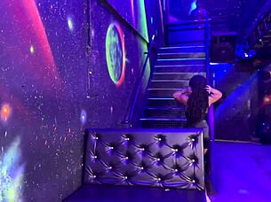 homem compartilha sua mulher com dj