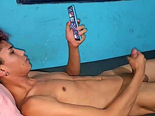minha meia irmã chega da balada e me pega se masturbando e me da seu bucetão