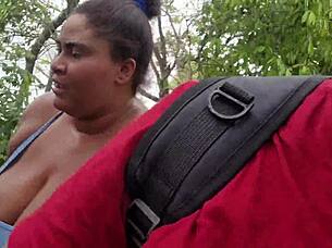 Me exibindo na rua e todos olhando saindo da praia de abrico nudismo total
