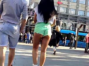 i saw hot girl wit booty shorts walkin street