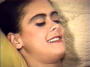 Schau dir dieses Gloryhole-Bukkake mit classy Euro-Brunetten an, die in HD masturbiert