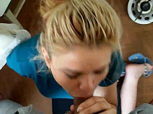 Kristina kaže: Gledaj me kako sisam veliki kurac u kućnom ruskome videu sa špricom na kraju