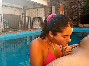 Argentinian Amateur Blows Cock in Pool 😏