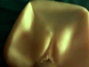 امرأة هاوية تقبل وتلعب بألعابها الجنسية الاثنتين