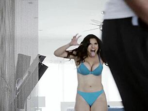 Gabriela Lopez twerks her big ass backstage