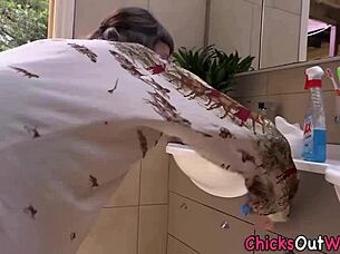 Australian soloist rubs hairy pussy backstage