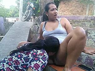 Min styvsyster kom för att fixa mina naglar och blev kåt när hon såg mig i minikjol del 2