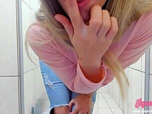 Blonde amateur nayara takes a relaxing bath