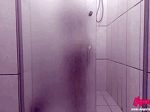 Blonde amateur nayara takes a relaxing bath