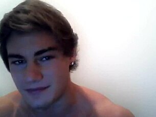 Jeff Seid flexes his muscular body in high definition