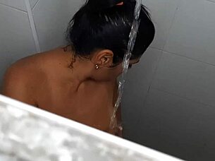 espío a mi madrastra mientras se ducha en casa