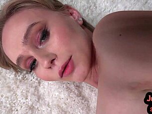 สาวผมพิกซี่ให้ดูดควยแบบ POV ในวิดีโอบ้านๆ