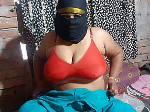 Too Sexy Stepmom Seduces