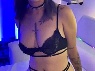 Tattooed hottie Bella Luna rides cowgirl with pierced nipples in quick homemade fuck session