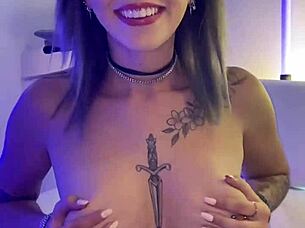 Tattooed hottie Bella Luna rides cowgirl with pierced nipples in quick homemade fuck session