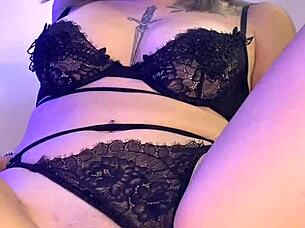 Tattooed hottie Bella Luna rides cowgirl with pierced nipples in quick homemade fuck session