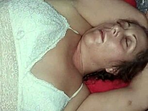 la rubia espa�ola me despierta a media noche frotando mi co�ito con su polla