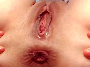 i'm showin my holes up close while masturbatin solo