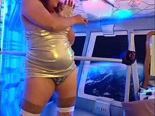 Jeg elsker at se min hotwife Steffi danse med sin skinnende fisse