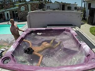 ประสบการณ์ POV เข้มข้นในอ่างน้ำร้อนของ Dayanara