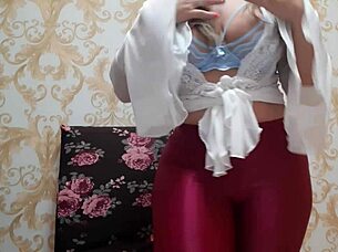 hey, showing off my tight leggings on stage 😏