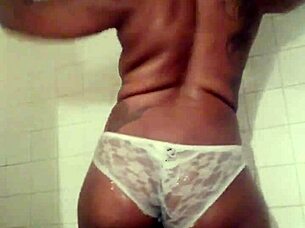 กระโปรงสั้นสุดๆ ทเวิร์กในกางเกงชั้นในเลซ!