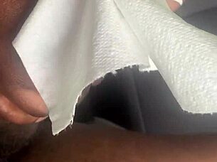 Ghana girl gives sexy handjob in car!