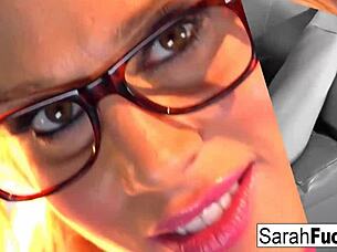 i'm busty babe sarah, dressin' up and masturbatin'.