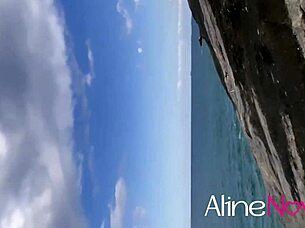 Gostosa Loira Latina Chupou Muito Seu Namorado Em Seu Passeio Matinal Na Praia.