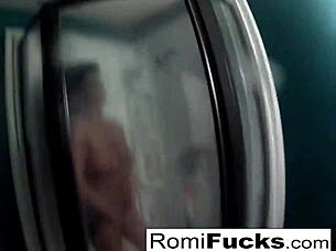 Romi Rain näyttää isoja tissejään ja pilluaan