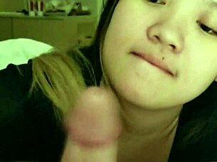My asian gf sucking my dick 😍