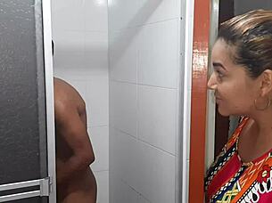 Mi Hermanastra Chupa Mi Verga En La Ducha Profundamente