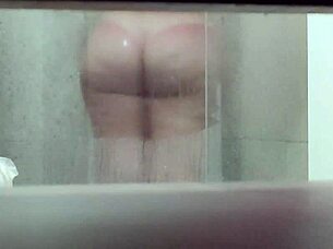 irma tomando banho gostosa.