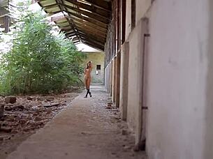 Intense cosmo fitness session on public street